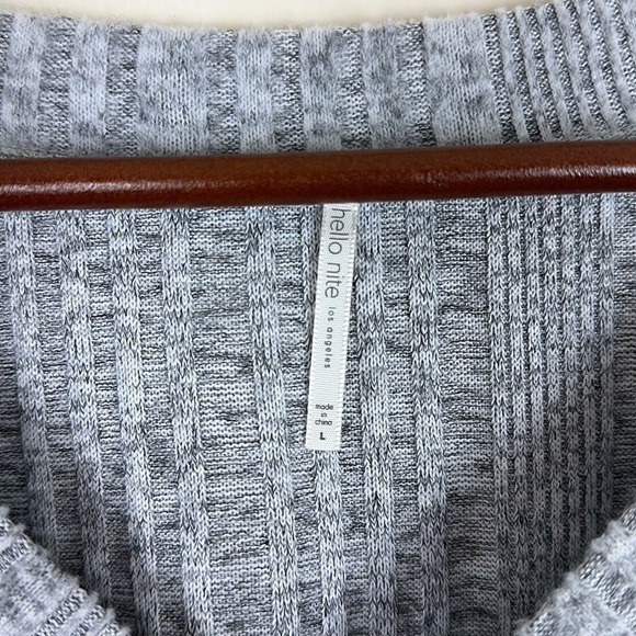 hello nite Los Angeles Woman's Size L Sweater V-Neck Grey Soft Textured - Picture 4 of 6